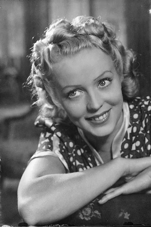 Helena Kara interpretando a vastaanottoapulainen Kirsti Niininen