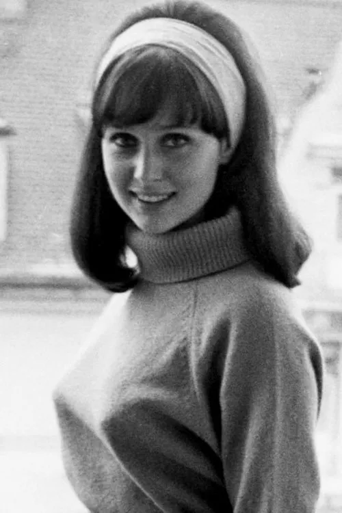 Helga Lehner interpretando a Katina