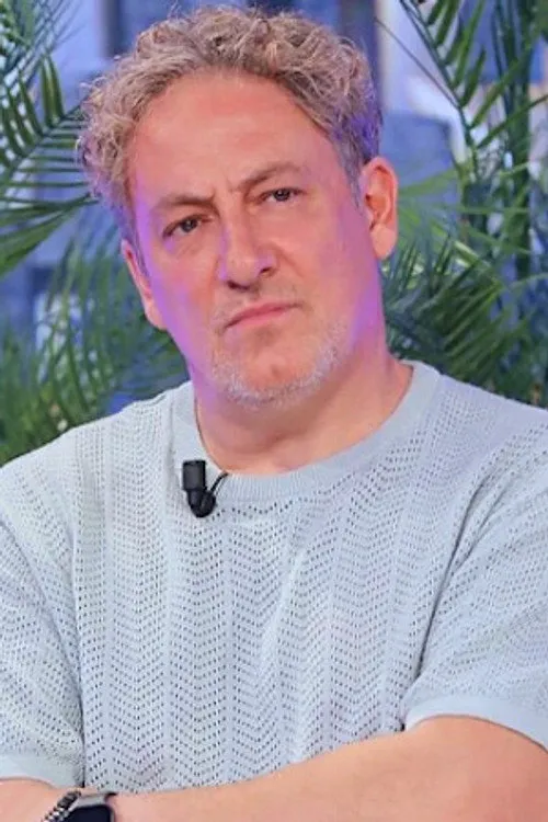 Helidon Fino interpretando a Qasim