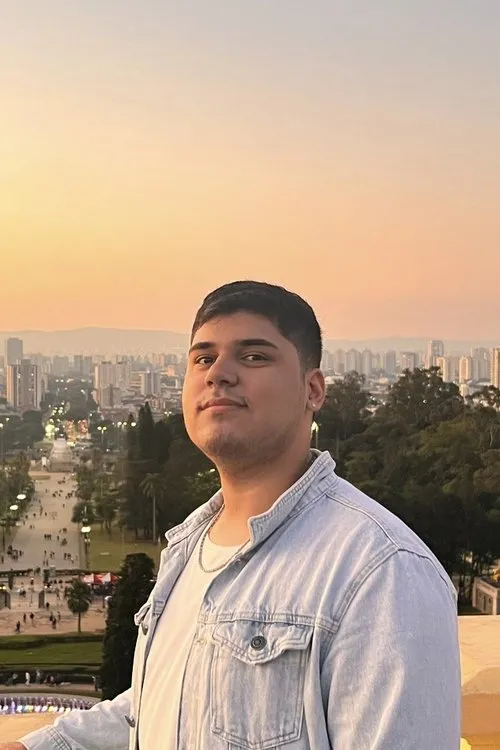 Helon Fiesca interpretando a Helon Fiesca