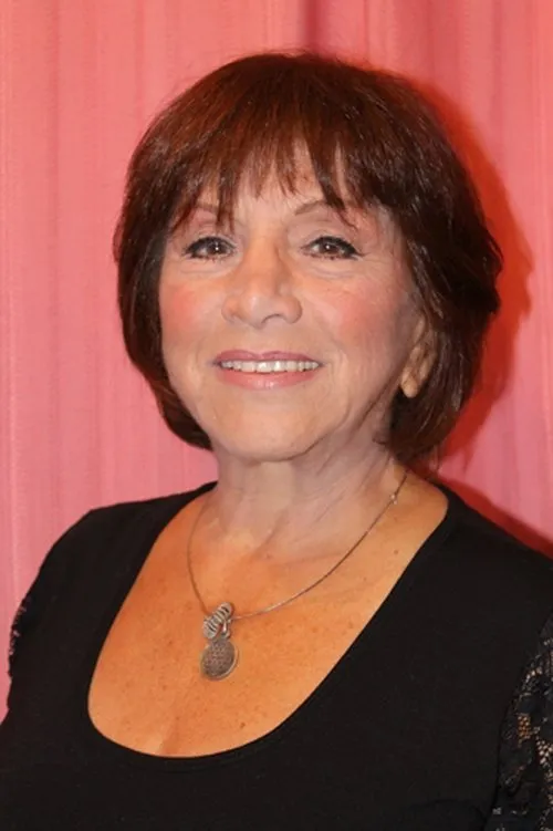 Henny Trayles interpretando a Carlotta