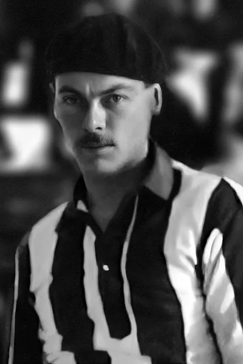 Henri Couttet interpretando a Self