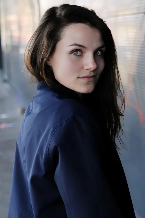 Henriette Hölzel interpretando a Laura