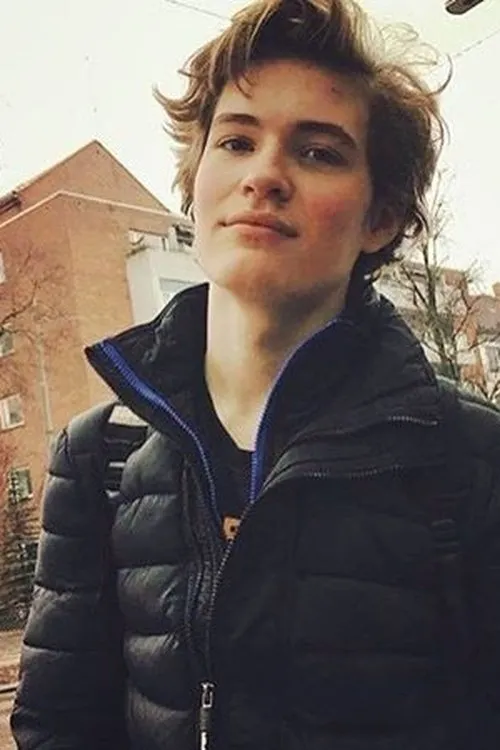 Henrik Hines Grape interpretando a Simen