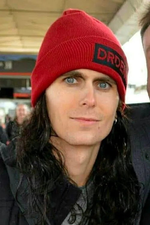 Henrik Sandelin interpretando a Himself