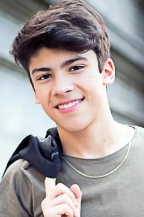 Henrique Camargo interpretando a Leo