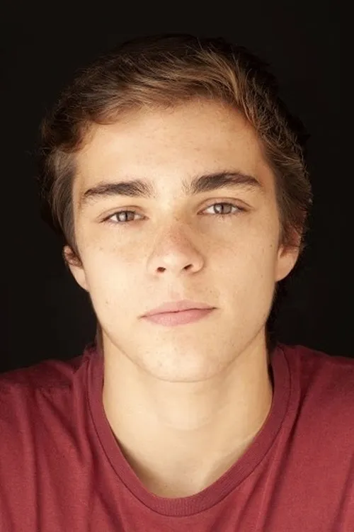 Henrique Mello interpretando a João