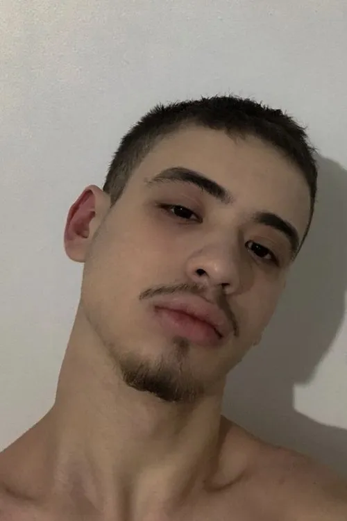 Henrique Otta interpretando a Henrique Otta