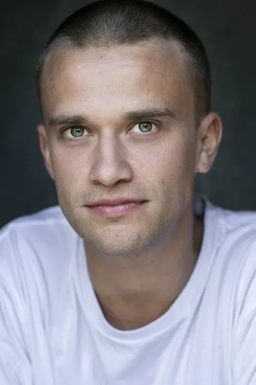 Henry Beasley interpretando a John