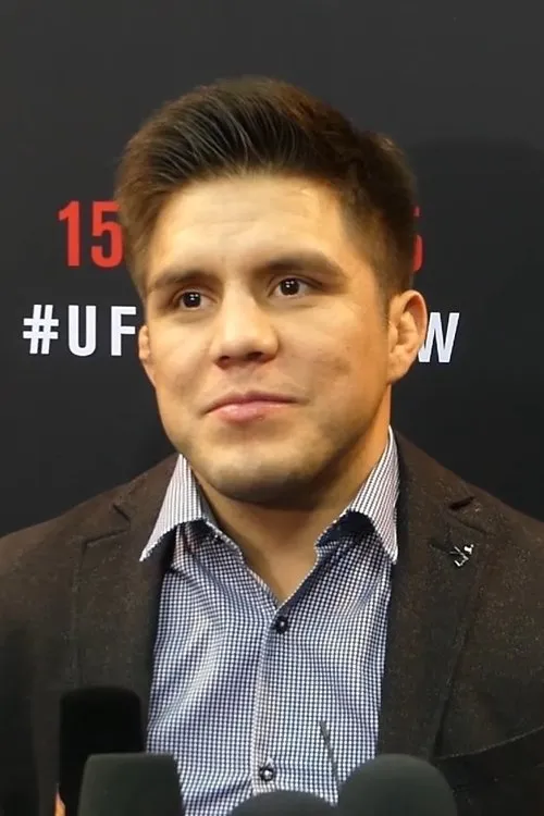 Henry Cejudo interpretando a Self