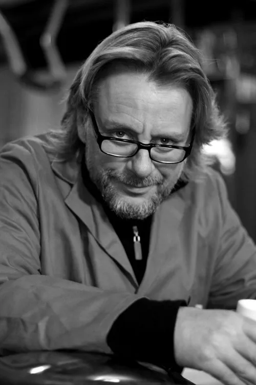 Henry Cole — personaje: Self - Presenter