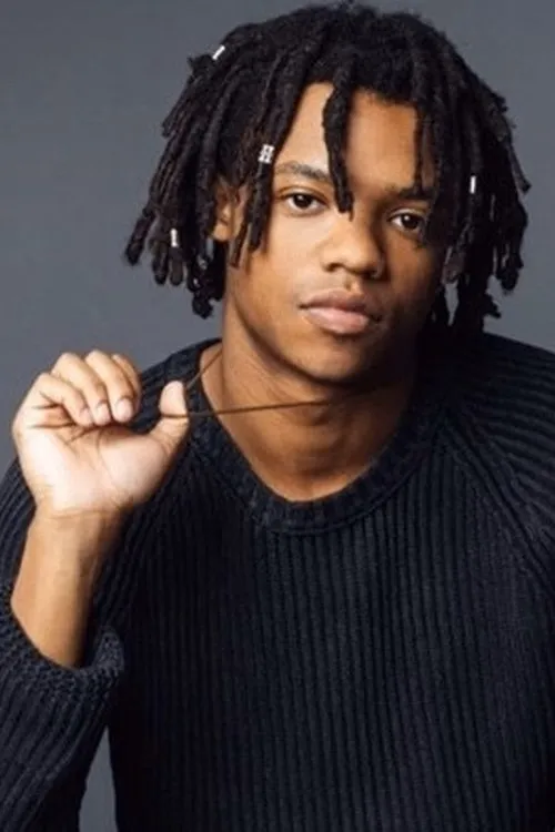 Henry Hunter Hall interpretando a Junior