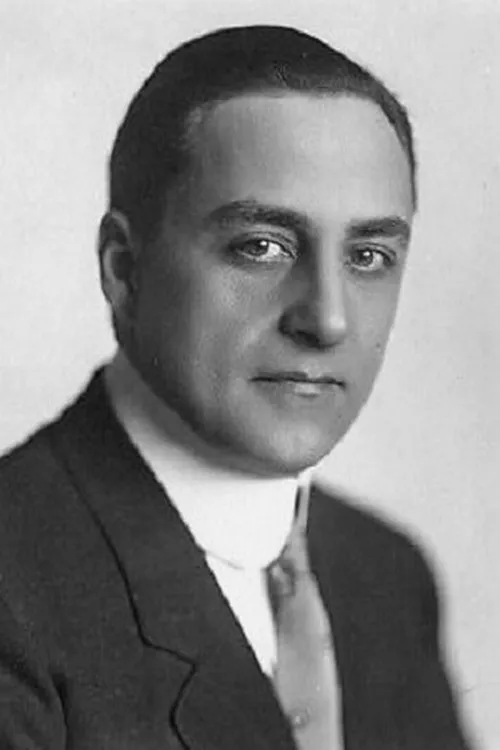 Henry Kolker interpretando a Dr. Kent