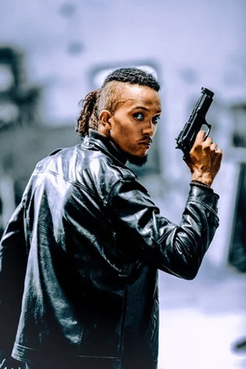 Herry Singano interpretando a Herry