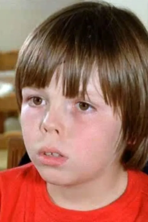 Hervé Hillien interpretando a Bertrand, Christine's son