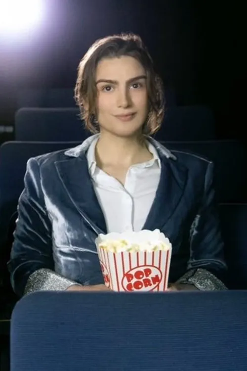 Hesse Deni interpretando a Liv