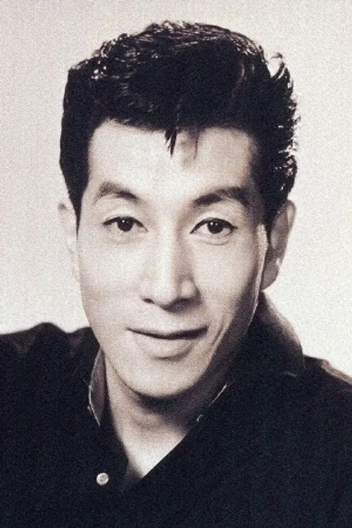 Hideo Kō interpretando a