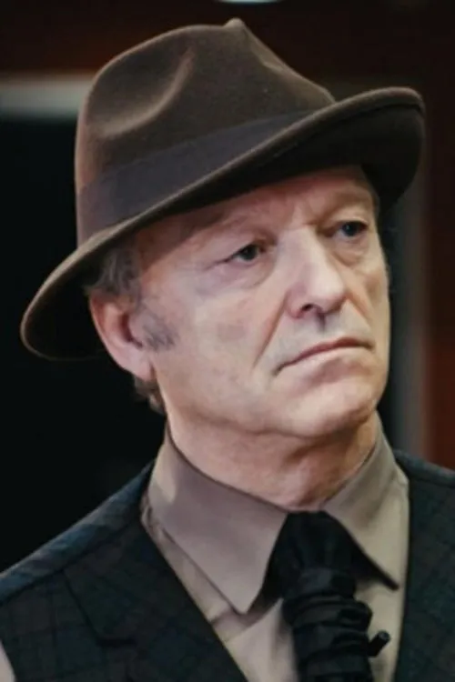 Hikmet Kırık interpretando a Narrator