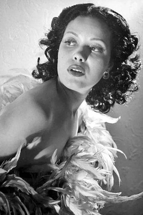 Hilda Simms interpretando a Marva Trotter Louis