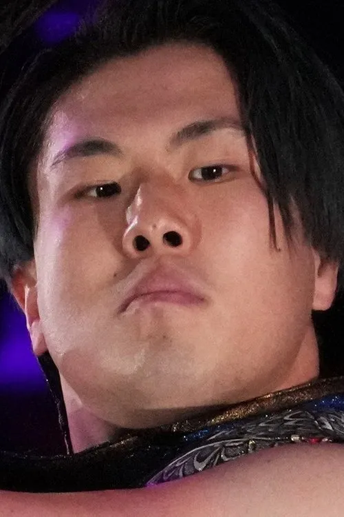 Hirai Kawato interpretando a Hirai Kawato