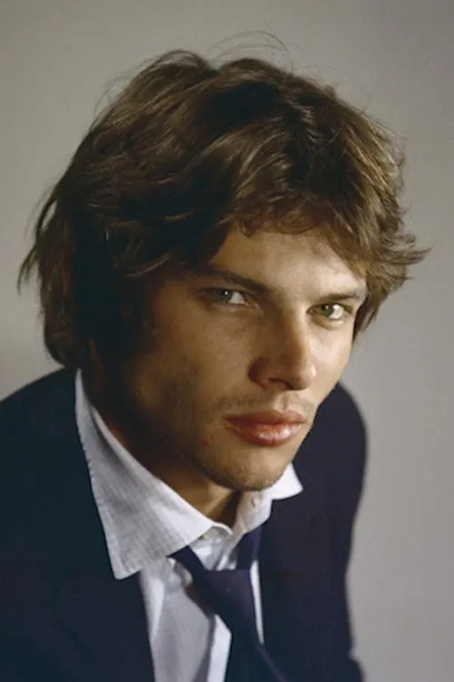 Hiram Keller interpretando a Fletcher Christian