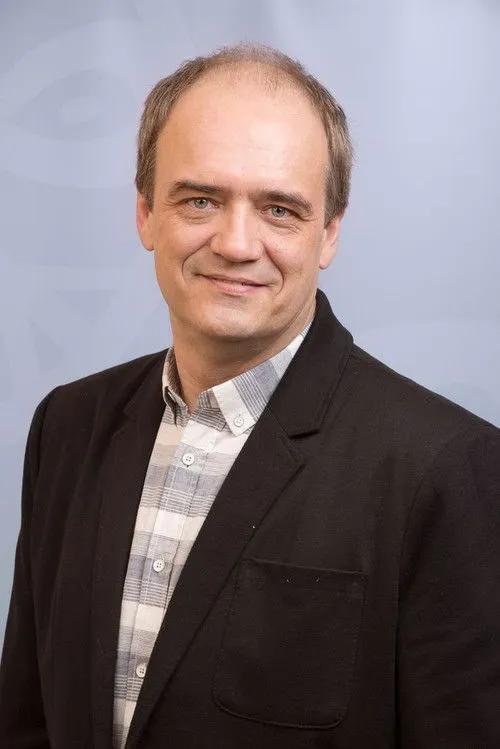 Mart Laar ha trabajado con Hirvo Surva en 1 ocasiones