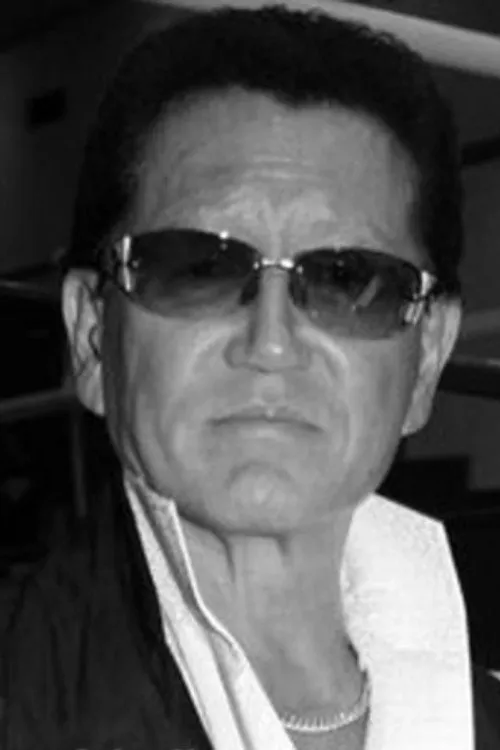 Hisao Maki interpretando a 