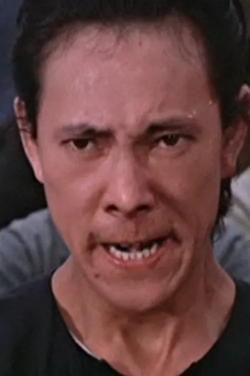 Ho Kei-Cheong interpretando a Casino Manager