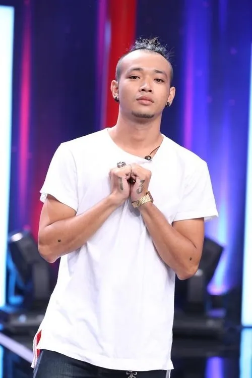 Hoàng Phi interpretando a 