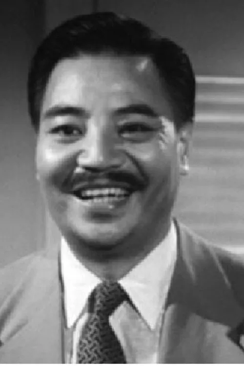 Hoh Ban interpretando a Generalissimo Hu Hu Cheng