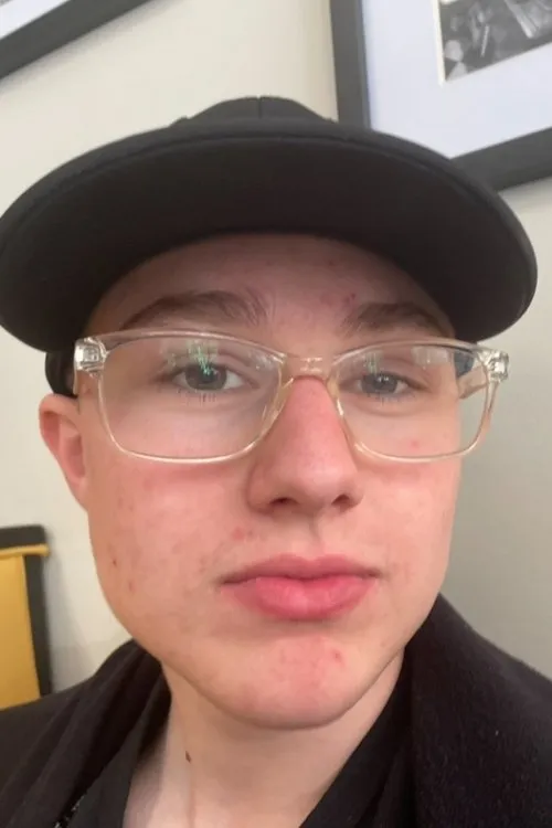 Holden Flosi interpretando a The Witness