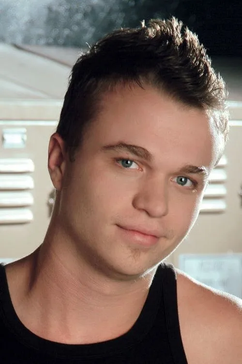 Holden Grey interpretando a 