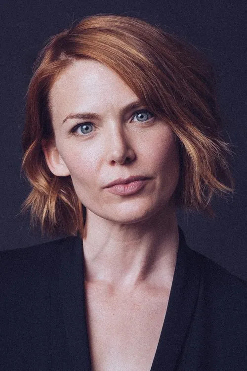 Holley Fain interpretando a Ruth Kelly