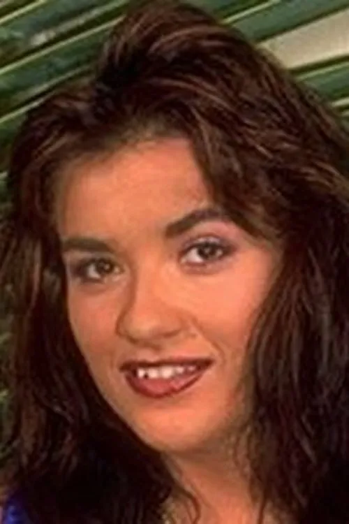 Holly Black interpretando a