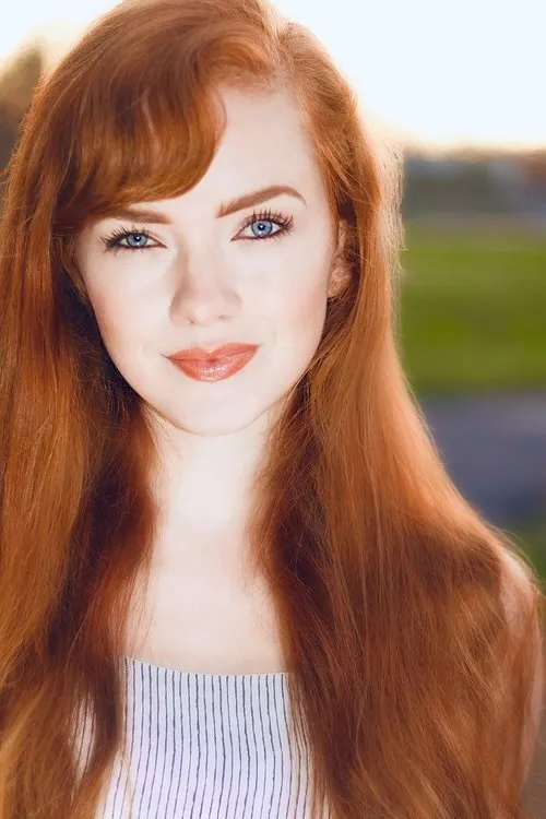 Holly Bonney interpretando a