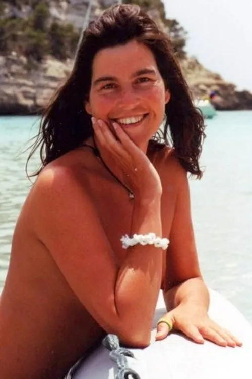 Holly Newell interpretando a Self - Presenter