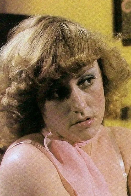 Holly Page interpretando a Orgy Girl