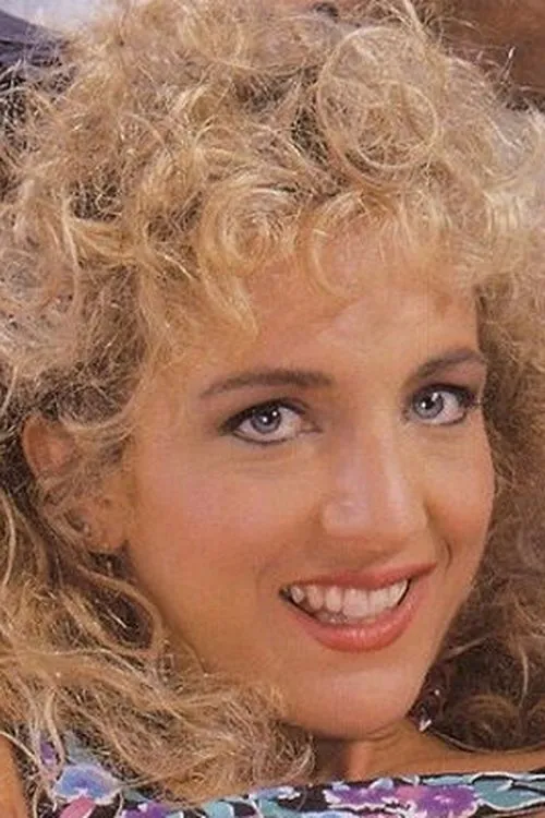 Holly Ryder interpretando a The Script Girl