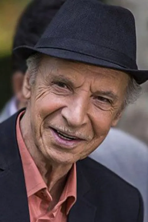 Hooshang Harirchian interpretando a 