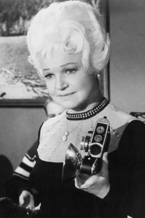 Chris Noel ha trabajado con Hortense Petra en 2 ocasiones