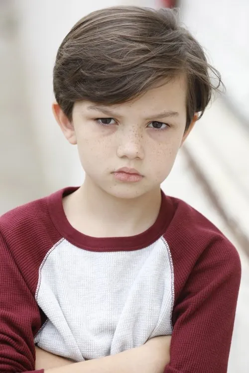 Houston Towe interpretando a Young Hugh