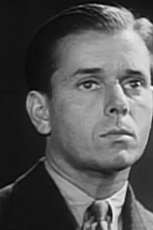 Howard Phillips interpretando a Claverie