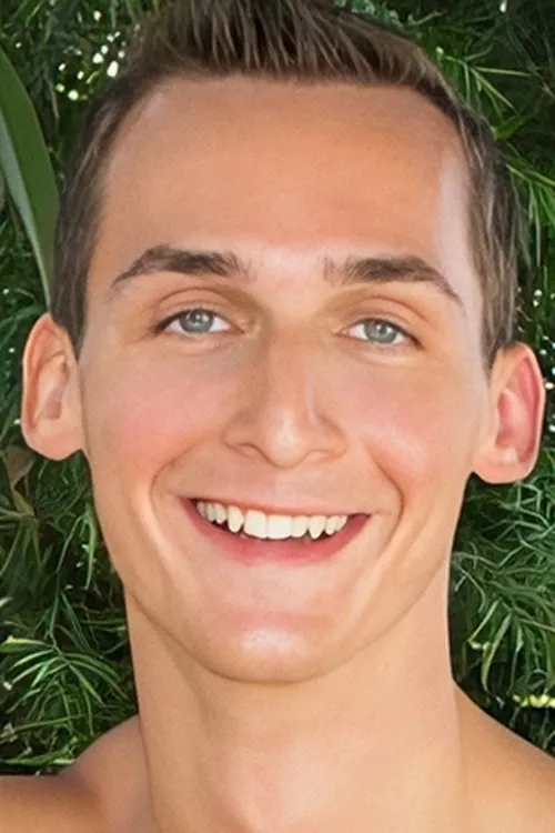 Howard interpretando a (archive footage)