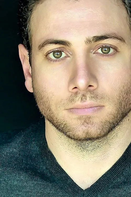 Hrach Titizian interpretando a Gevorg Manoogian