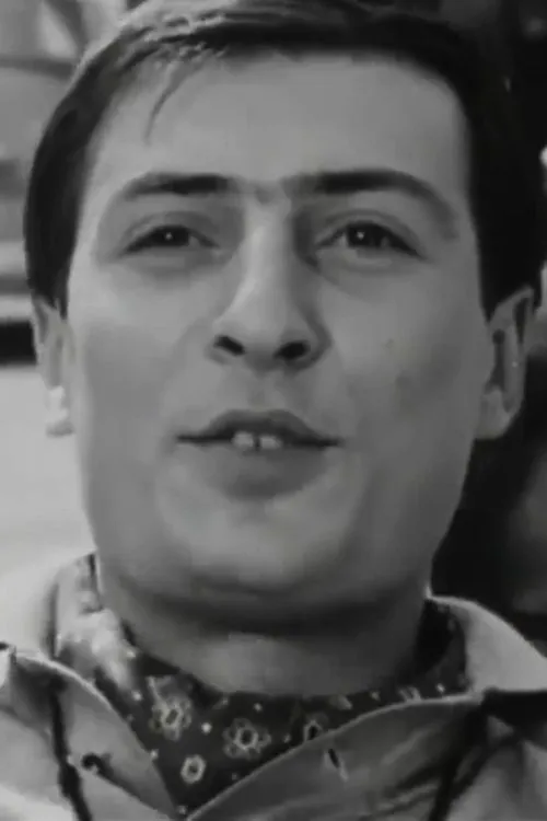 Hristos Kazantzidis interpretando a director