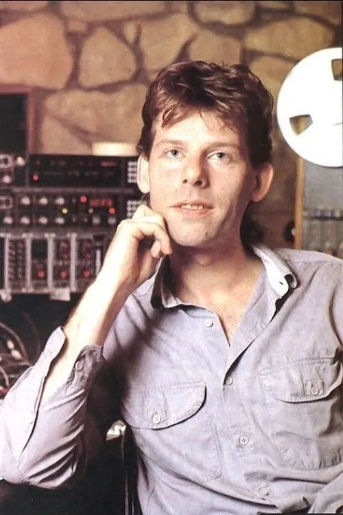 Hugh Padgham interpretando a Self