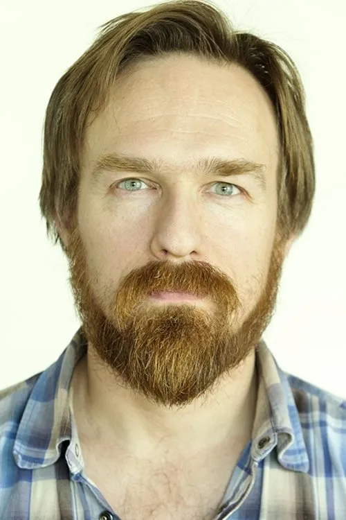 Hugo Emretsson interpretando a Pelle Mård