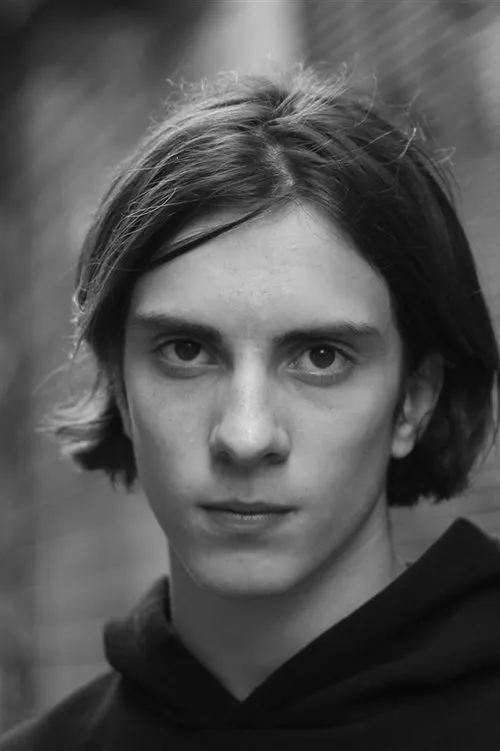 Hugo Fernandes interpretando a Albert