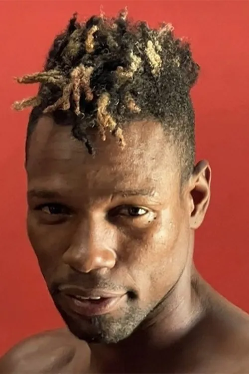 Hugo Noriega interpretando a Self