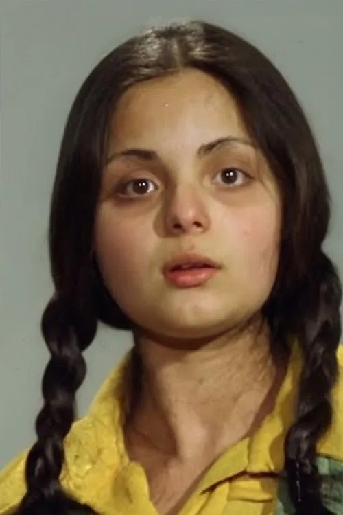 Hülya Şengül interpretando a Nermin